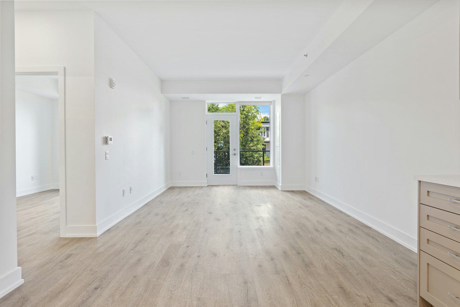 Sala vazia e clara de um apartamento a avaliar