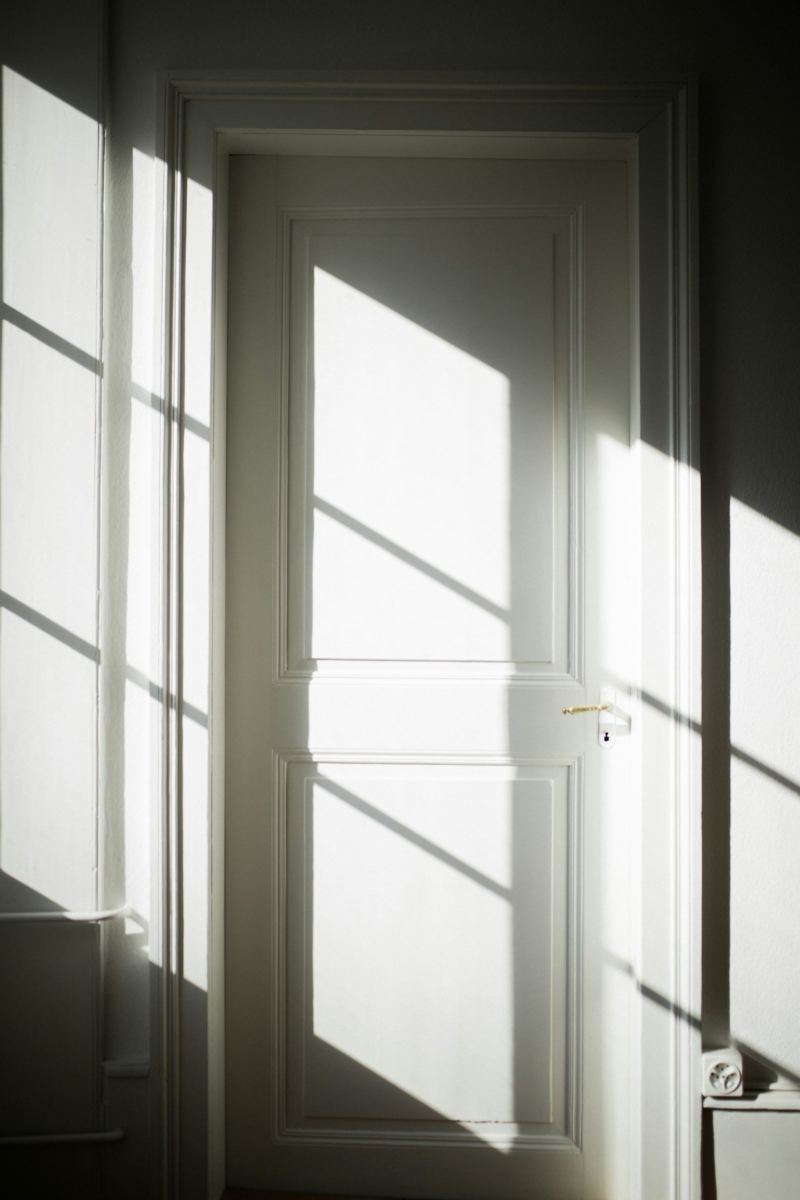 Porta branca com luz entrando