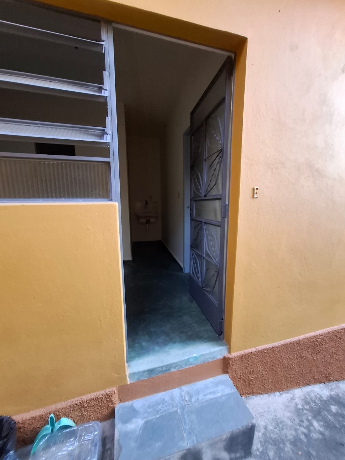 Kitnet 1 Quarto para Aluguel no Califórnia, Belo Horizonte Casa E — foto 1 de 5